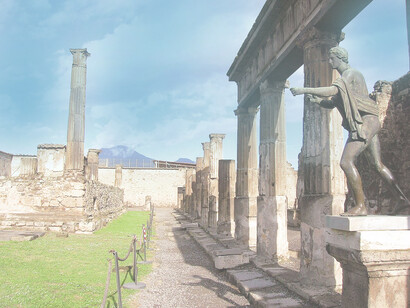 Statua di Apollo nel tempio di Apollo a Pompei, Italia. Se Apollo avesse o meno particolari prerogative guaritrici si sono interrogati anche i filologi classici, sostenendo chi una risposta affermativa e chi no