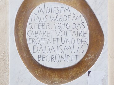 Una targa con dedica al dadaismo presso il Cabaret Voltaire, Zurigo, Svizzera
