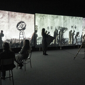 William Kentridge, More sweetly play the dance (Tocad más dulcemente la danza), vista de exhibición. Cortesía del Museo Picasso Málaga