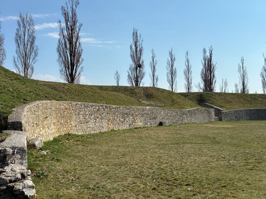 I resti dell’anfiteatro dell'antica Carnuntum. Petronell-Carnuntum, Bassa Austria, ph. Flavius Roversi