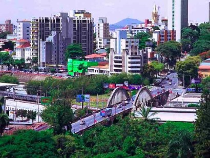 Sinta a energia do hip hop sob o Viaduto Santa Tereza, onde batidas e rimas se fundem em uma sinfonia urbana pulsante