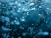 Come in tutti i sistemi complessi, l’acqua si situa tra l’ordine e il caos, tra la condizione di regole chiare e di dimensioni ortogonali tipica del ghiaccio e la condizione instabile, disordinata, confusa che è propria del vapore