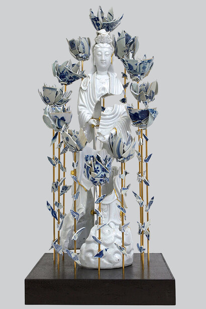 Guan Yin encircled by roses, porcellana cinese XVIII secolo