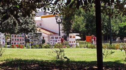 Artesanos mostrando sus obras en la Plaza Thay, Recoleta, Ciudad Autónoma de Buenos Aires, Argentina