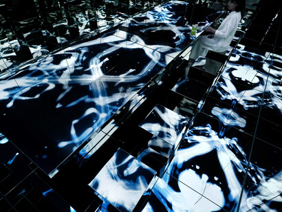 Reversible Rotation-Non-Objective Space, teamLab Planets Tokyo © teamLab