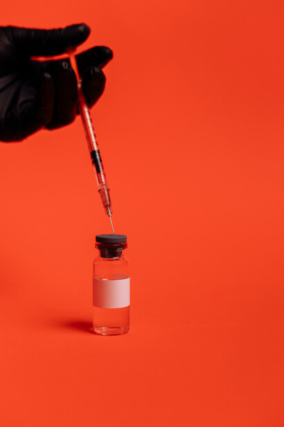 Vaccin. Depuis des siècles et en divers lieux, l’humanité a mis au point de façon totalement empirique, une étrange méthode pour se prémunir de certaines maladies