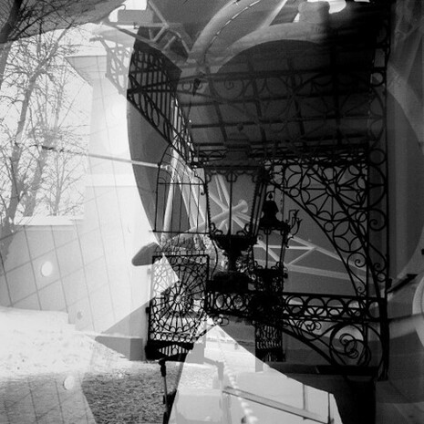 Foto da una serie di scatti realizzati con tecniche di esposizione multipla. Una fusione di due elementi culturali di Kaluga: la storia della città e il tema dello spazio. L'autrice ha voluto mostrare come Kaluga respiri letteralmente spazio e ispiri a conquistare nuove vette. Foto di Natalia Kotoreva
