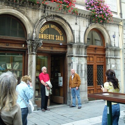 L'opera più celebre di Saba, Il Canzoniere, riflette una continua ricerca di verità interiore. Esterno della sua libreria antiquaria a Trieste, Italia