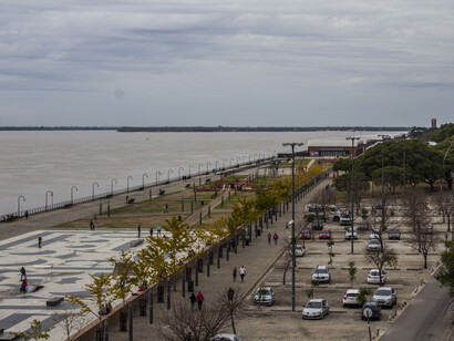 La ciudad es escuela de ciudadanía en sí misma, porque es un microcosmos del mundo, una versión a escala humana del sistema democrático. Costanera, Rosario, Argentina