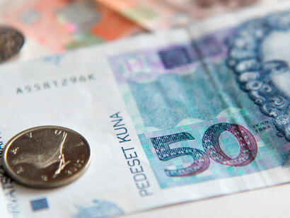 Dinheiro. Investimento improdutivo sem desenvolver, mas principalmente arriscar numa lotaria de mercados domésticos de capitais, imperfeitos