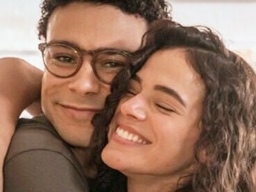 Bruna Marquezine e Sérgio Malheiros em cena da série. Tem um em especial, o primeiro, minha primeira grande paixão, o mais volúvel de todos