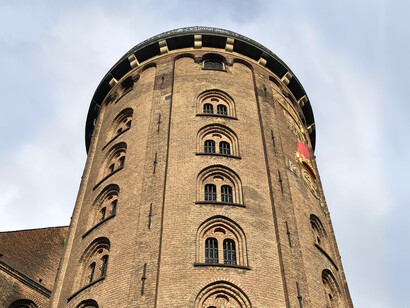 Torre Redonda en Copenhague, Danmark.
Una fuente de inspiración para la IA.
La IA está diseñada para realizar tareas específicas con gran eficiencia, pero no es capaz de abordar un proyecto arquitectónico de manera holística