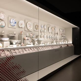 Chinese export porcelain. Former Cunha Alves Collection, exhibition view. Courtesy of Fundação Oriente