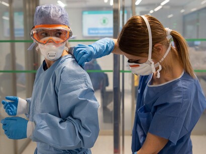 Los miembros del personal sanitario se apoyan mutuamente para mantener las medidas de seguridad