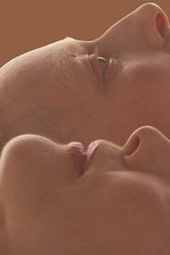 La Habitación de al Lado (Pedro Almodóvar, 2024) es un viaje fílmico que interpela al espectador sobre el derecho a morir con dignidad, el sentido de la amistad y la aceptación de la finitud