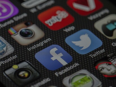 Aplicativos de redes sociais do Instagram, Facebook e Twitter em celular