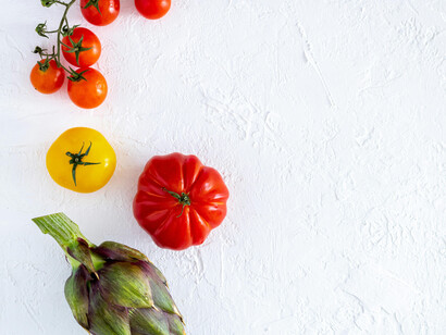 Distintos tipos de tomates y una alcachofa. Los alimentos pueden ser modificados para suplir deficiencias en vitaminas