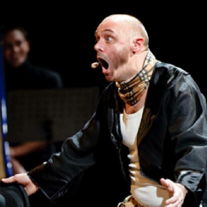 Leonardo Manera durante uno spettacolo