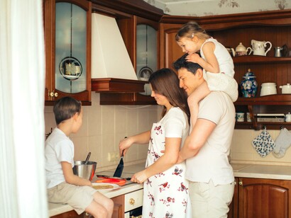 Familia reunida na cozinha