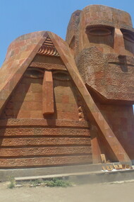 Somos Nuestras Montañas, escultura del artista armenio Sargis Baghdasaryan. También conocida como Abuela y Abuelo. (Nagorno-Karabakh)