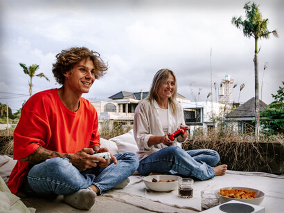 Amigos maratonam jogo online com outras pessoas do mundo todo conectadas