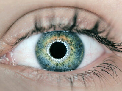Fotografía conceptual de un ojo modificado tecnológicamente
