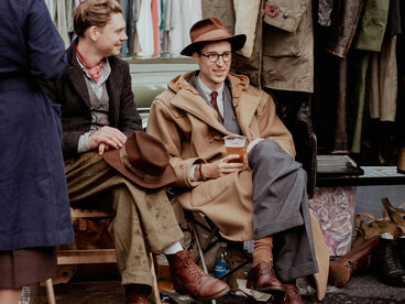 Costumes feutrés, lignes intemporelles et élégance discrète : le retour d’un luxe qui préfère le style à l’ostentation