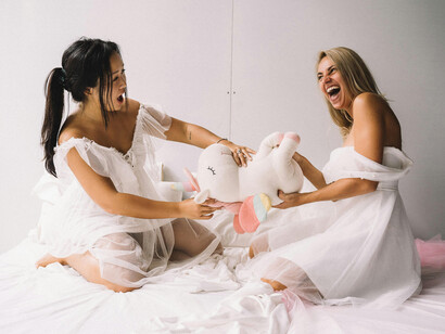 Atores e atrizes usam podcasts para denunciar abusos e desigualdades na indústria midiática, revelando a verdadeira face dos bastidores de séries e filmes