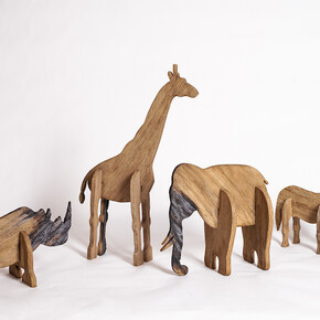 Vaccaro Valeria, Animali installazione di gruppo, marmo bianco di Carrara e inchiostri, 200x100x83 cm