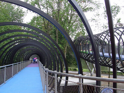 El puente Slinky Springs to Fame, de Tobías Rehberger inagurado en 2011 conecta a los peatones con el Jardín de parque del Emperador em Oberhausen, Alemania