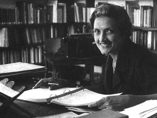 A comunicação, desde a escrita até a linguagem não verbal, canaliza as informações necessárias para nos conectar com as experiências já vividas pela humanidade