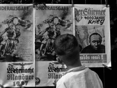 La creación de identidades grupales, narrativas excluyentes y símbolos reforzados por ideologías polarizadas facilita la radicalización y el fanatismo político, que sustentan la llegada de dictadores