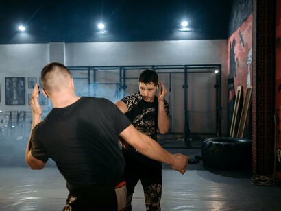 Explico ao David que nunca tinha lutado. Ele me respondeu que também nunca tinha feito Muay Thai, que antes fazia Judô. Dou risadas e explico novamente que nunca havia feito nenhuma luta. Não adiantou muito! 
