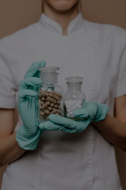 Mulher segurando dois frascos transparentes com medicamentos