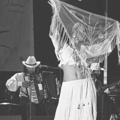 Antes de ser una expresión artística, el flamenco es un verdadero movimiento filosófico que nació del encuentro intercultural y musical de diferentes pueblos en un periodo histórico determinado: los moros, los andaluces, los judíos y los romanó 