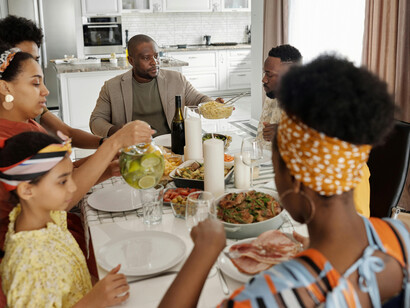 Refeição em família. A Fumbua é uma comida típica dos bakongos, preparado tradicionalmente aos fins de semana. É composto por bagre, muamba, tomate, cebola, óleo de palma e sal, acompanhado por funge