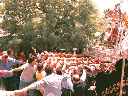 La *Romería de la Virgen de la Cabeza* es mucho más que una simple festividad religiosa; es un reflejo de la historia, la cultura y la devoción de un pueblo