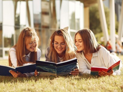 Un libro è un compagno silenzioso che insegna senza giudicare