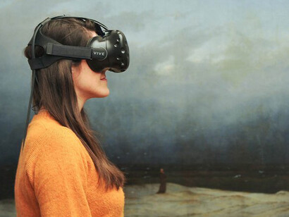 At the beach with the monk. Courtesy of Alte Nationalgalerie