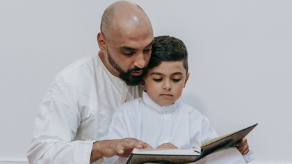 Pai compartilha valores em leitura feita com o filho sobre profissões do futuro