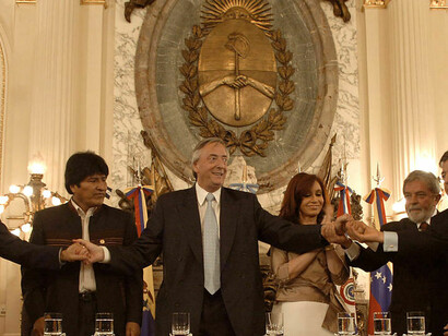 Evo Morales (Bolivia), Néstor Kirchner (Argentina) acompañado de su mujer, Lula da Silva (Brasil), Hugo Chávez (Venezuela) en una cumbre de ALBA