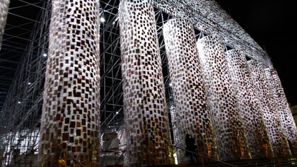 En la Bienal de Venecia del 2017 y Documenta 14, los curadores de ambos eventos incluyeron a sus compañeros (as) sentimentales en la programación de la exhibición