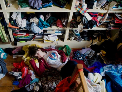Quando la camera da letto è invasa da troppi oggetti, l’energia della camera da letto viene ostacolata