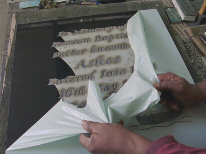 Image extraite de Steve McQueen, Ashes , 2014-15, double projection vidéo HD synchronisée (transférée d’après des films
8mm et 16 mm), son, écran double-face, affiches. 20 min.31 sec.
Still images of Steve McQueen, Ashes , 2014-15, two-channel synchronized HD video (transferred from 8mm and 16mm
film) with audio, projected onto two-sided screen; posters. 20 min. 31 sec.