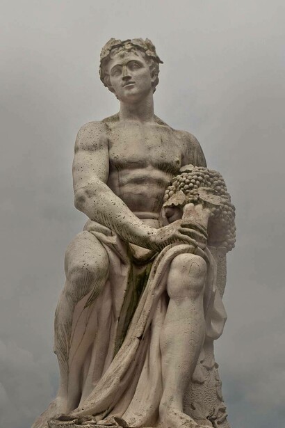 Scultura di Dioniso all'aria aperta