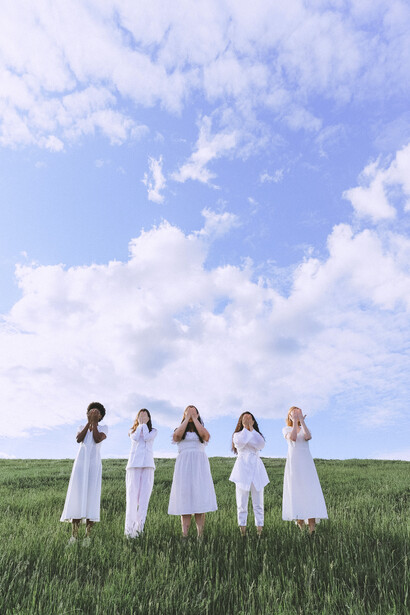 Women do not see anything but nature