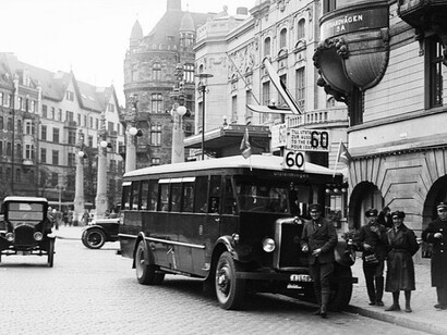 Bus on Line 60 at Strandvägen and Nybroplan during the 1930 Stockholm Exhibition, photographed by Karl Wallberg