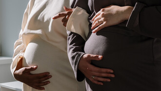 Gestantes acariciam os bebês em seus ventres