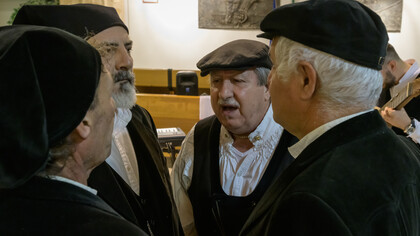 Un momento del canto a Tasgia del Coro Gavino Gabriel di  Tempio Pausania, al centro Giuseppe Sotgiu, Boci, foto Carlo Vigliano