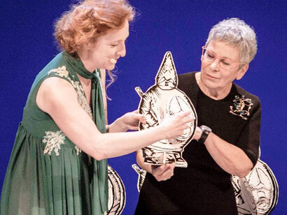 La consegna del premio Ubu a Carla Pollastrelli